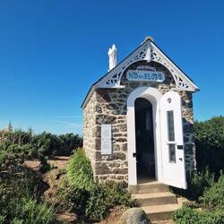 Diese kleine Kapelle fanden wir auf unserer Küstenwanderung...