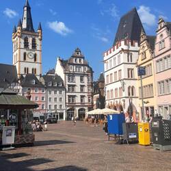 Marktplatz in Trier mit Kirche St. Gangolf