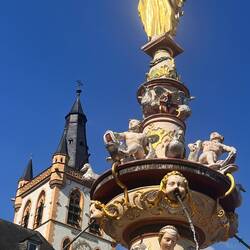 Petrusbrunnen auf dem Marktplatz Trier, unten eine der 4 Tugenden, Temperantia mit Wein u. Wasser 😉