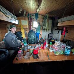 In der Hütte (links Kanadier, Mitte Schweizer)