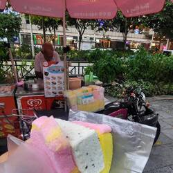 Eis in so ner Art Schaumgummi🤔 dafür hat Justi 10 Minuten angestanden. Geschmeckt hat's offenbar 🤷