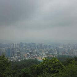 Le temps est très menaçant de la namsan tower...
