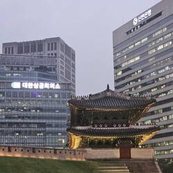 Seoul, c'est un savant mélange de tradition (porte du XVIe) et de modernité