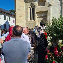 Schlange vor dem Eingang zur Kirche