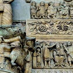 De bas-reliëfs op de facade van deze kerk zijn prachtig gerestaureerd.