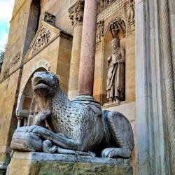 Het portiek van de kerk van Fidenza wordt ondersteund door twee van deze 'wezens'.
