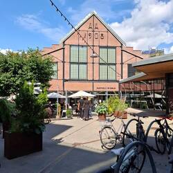 Die Halle enthält viele kleine leckere Essenstände