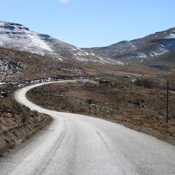 Nach dem Gipfel der ersten Passstraße...