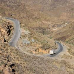 Die Straße windet sich Kilometer über Kilometer bis auf 3222 Meter Höhe...