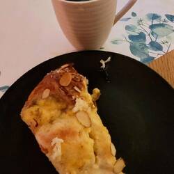 Warmer kardamomkranz mit Puddingfüllung