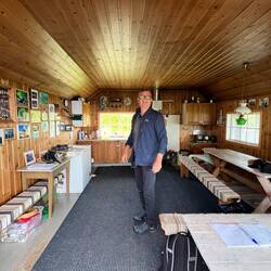 Die erste Schutzhütte innen