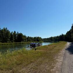 Ein Haufen betrunkener Leute auf einer Isar-Floßfahrt 🍻.