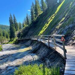 Immer direkt an ihm entlang 👍