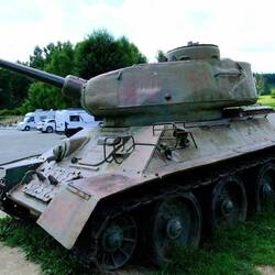 Am Parkplatz wacht ein sowjetischer T-34 aus WW2
