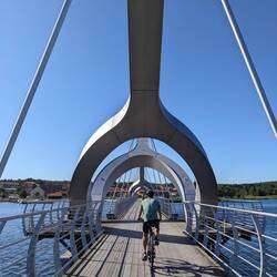 Wieder angekommen an der Ostsee. Über die Brücke einen Badeplatz suchen 🏊🏼‍♀️