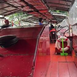 The klong taxi that plies Klong Saen Saep pulling out from Phanfa Leelard pier.