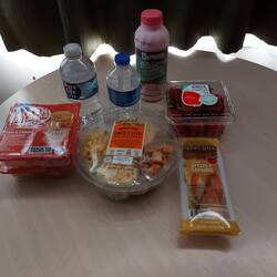 Ham+Cheese Cracker, Salat, Erdbeeren, Äpfel, Erdbeermilch und Wasser (purified wegen der Giftstoffe)