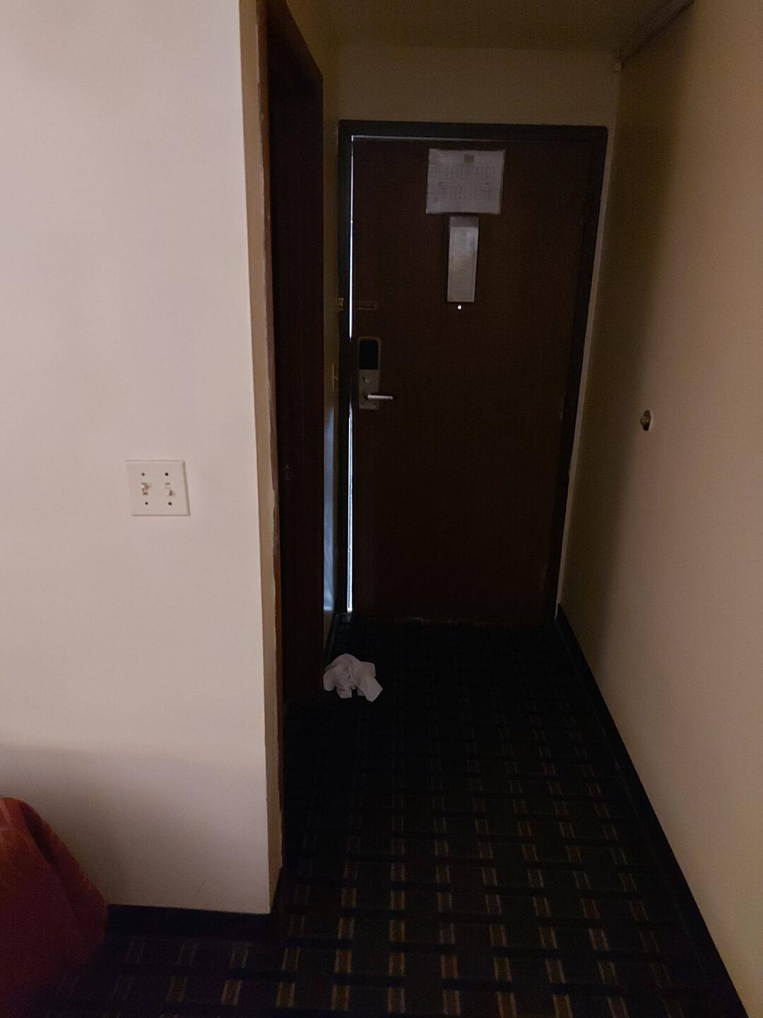 Weil wir es schon mal so von wegen Spaltmaße hatten, meine Moteltür 🤣
