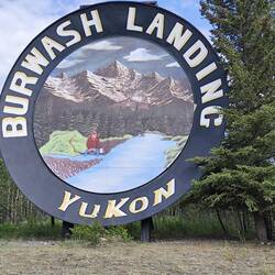 Bisschen weiter in Burwash Landing - die größte Goldwäschepfanne der Welt 😏 ...