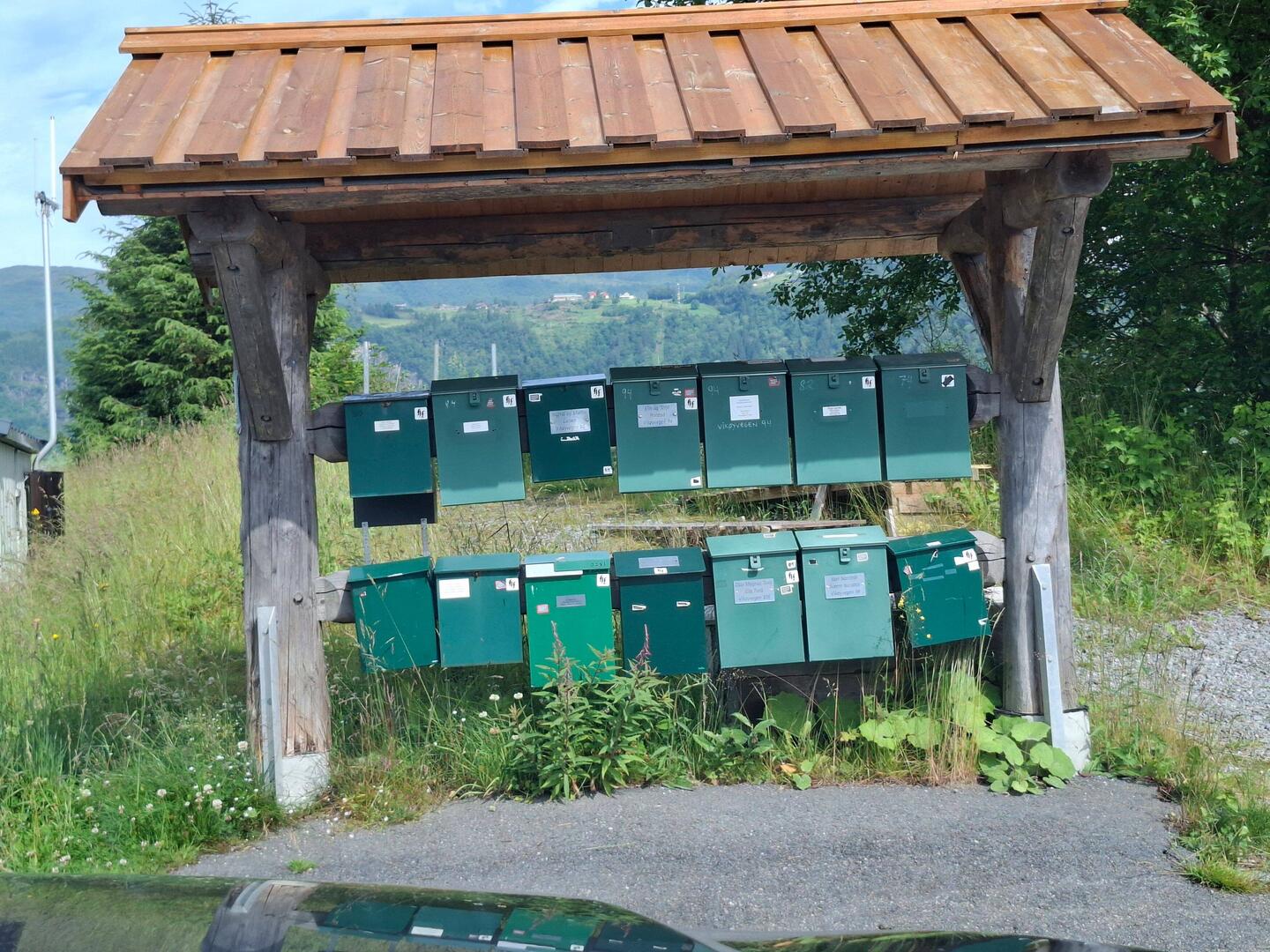 Briefkästen an der Hauptstraße,aber kein Haus in Sicht