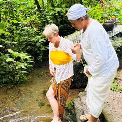 Der Priester begleitet mich ins Wasser für den ersten Teil der Zeremonie