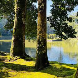 See mit einer Badestelle für rituelle Waschungen