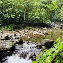 Diesen Fluss müssen wir überqueren, also Schuhe ausziehen