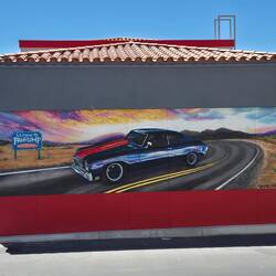 Hausbemalung, gesehen bei einem Trink- und Tankstop