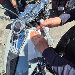 Mopedli mit Benzin vom Chläbi befreien, der Deckel hat immer gchlefelet.