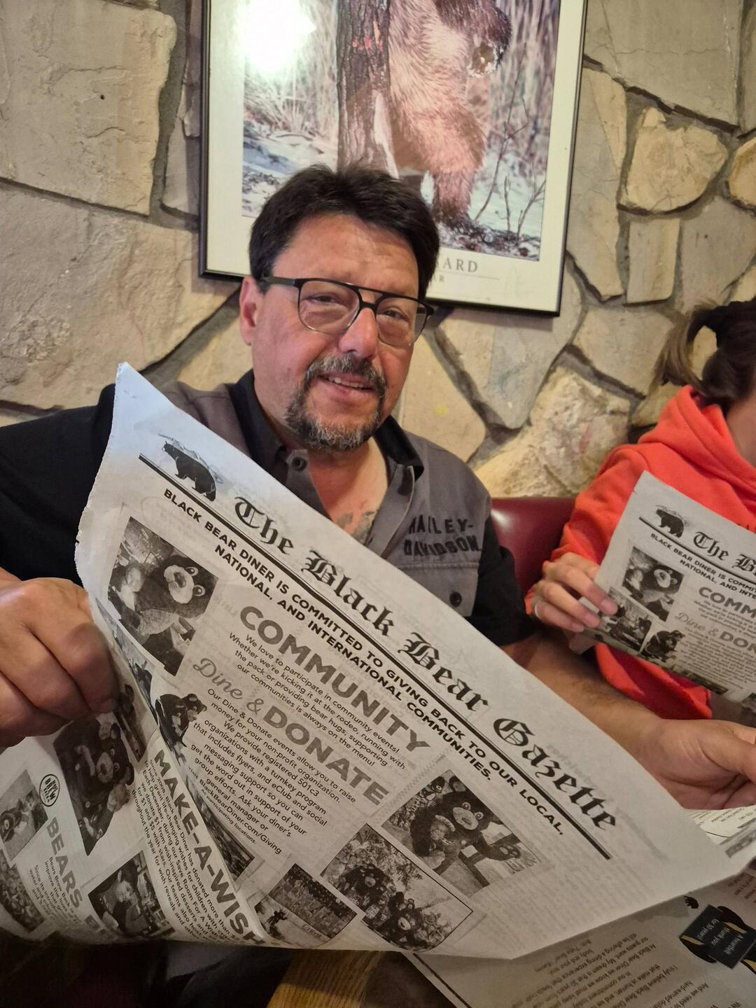 Nico beim Zeitung... Speisekarte lesen