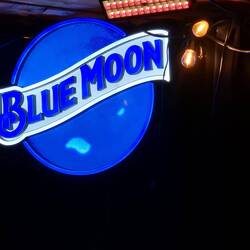 In der Bar erfrischt