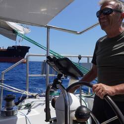 Philippe aux commandes de Bohème pour une belle arrivée sous toile au vieux port de Barcelone