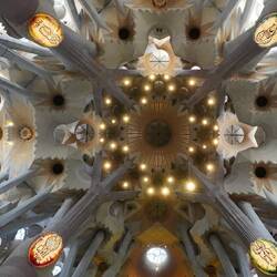 Cette œuvre majeure de Gaudí s'inspire de la nature avec notamment des pylônes en forme d'arbres