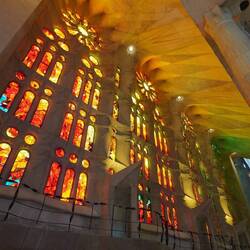 La lumière naturelle inonde les nefs et joue avec celle des vitraux de l’artiste Joan Vila Grau