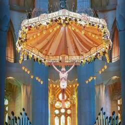 L’architecte Jordi Bonet i Armengol a conçu le splendide baldaquin doré et heptagonal