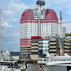 Sie nennen das Gebäude "Lippenstift" 💄