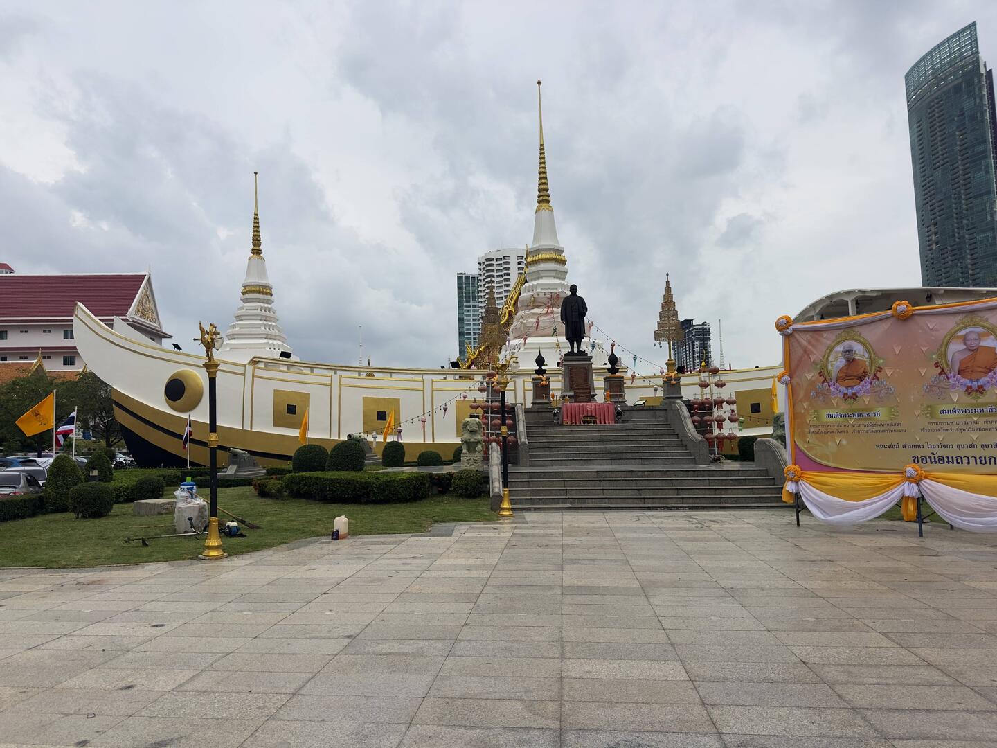 The Wat Yannawa boat with a statue of King Rama III.
