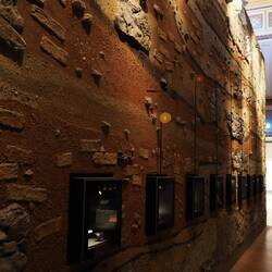 Schöne Museumspräsentation zum Zusammenhang zwischen Grabungstiefe und Alter