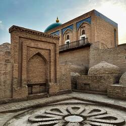 Mausoleum, umgeben von Gräbern...