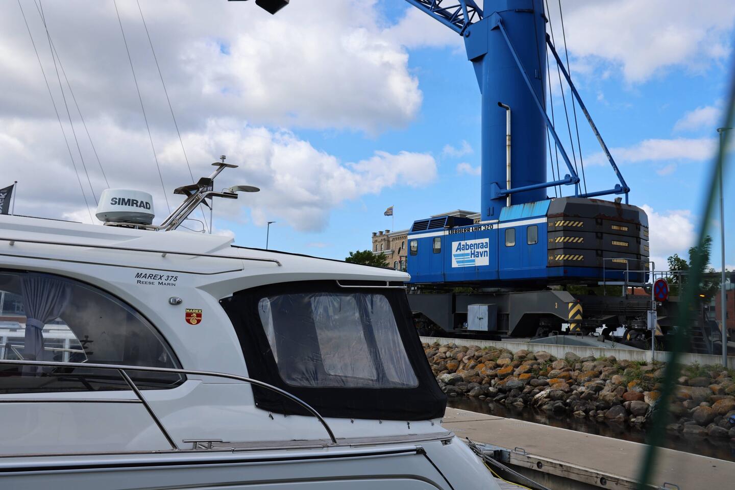 Die etwas größeren Kräne rollen hier vorbei.