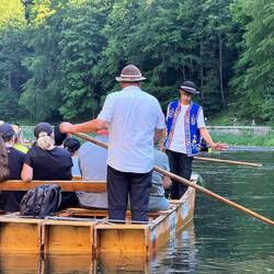 Eigentlich tragen alle diese traditionelle Tracht, aber es ist einfach zu heiß 🥵.