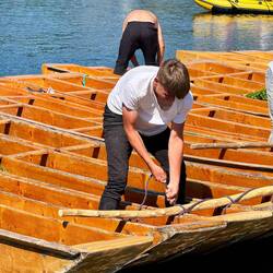 Fünf einzelne Boote werden jeweils zusammengebunden.