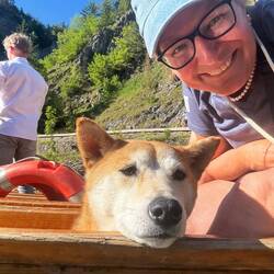 Mica hat deutlich mehr Spaß als in der Dampflok