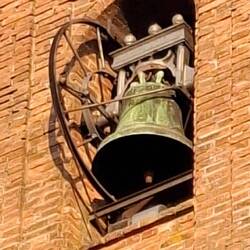 De indrukwekkende klokwielen in de kerktorens.