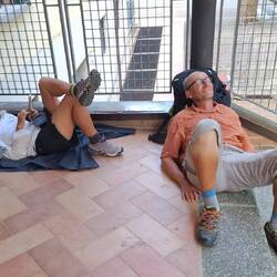 Wachten aan de ingang van het Ostello. En een slaapje.