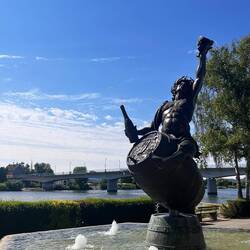 Remich, drehende Bacchus Skulptur