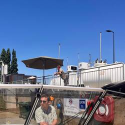 Warten, dass der Tank voll wird, Marina Schwebsange