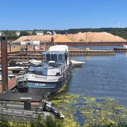 Marina Schwebsange, Einfahrt und Tankstelle mit Kieswerk am deutschen Ufer
