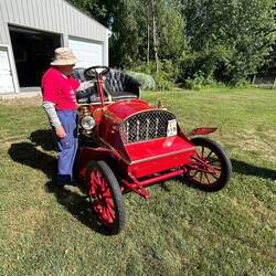 Roger has just cranked the 1904 Franklin for us. A sweet sound from that old east-west engine