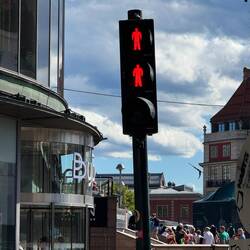 FAMOUS 2 men red (see writeup)